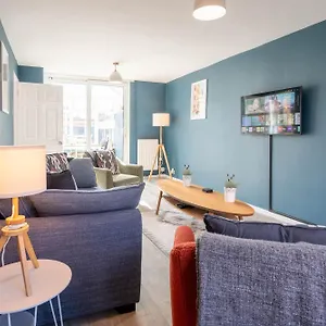 Holiday home Gatwick Place - 4 Bed 2 Bath Self Contained House With Private Garden, Horley